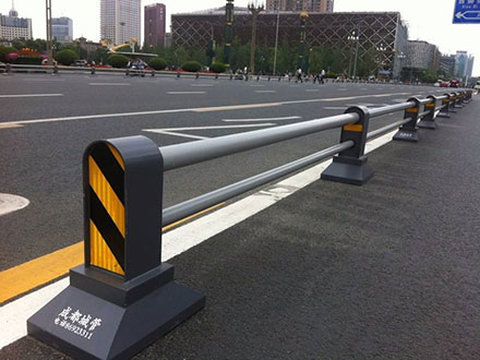 橫梁式<a href='http://www.5566pp.cn' target='_blank'><u>道路<a href='http://www.5566pp.cn' target='_blank'><u>護欄</u></a></u></a>